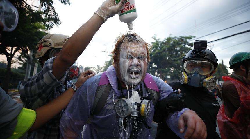 Tayland&rsquo;da monarşi karşıtı protestocular polisle &ccedil;atıştı! &Ccedil;ok sayıda yaralı var