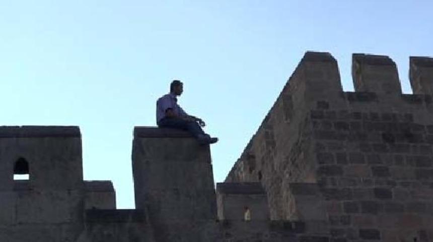 İntihar için kale surlarına çıktı, polis seferber oldu