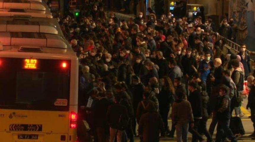 İstanbul'da metrob&uuml;s durağında yoğunluk
