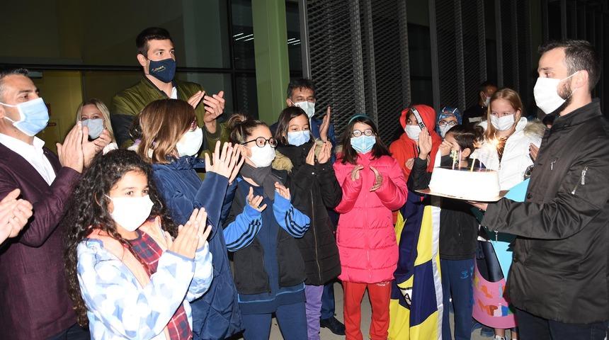 Rekortmen y&uuml;z&uuml;c&uuml; Emre Sak&ccedil;ı'ya pastalı karşılama