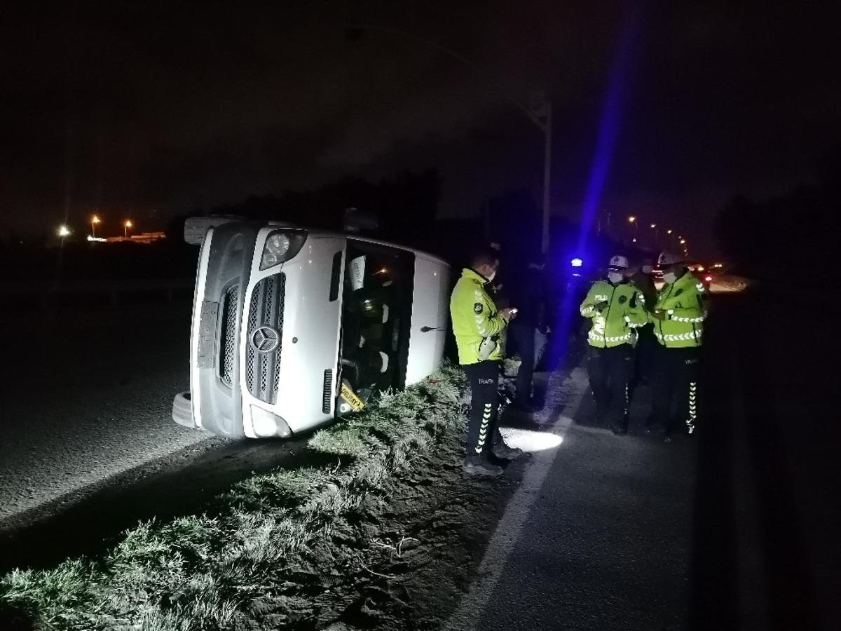 Kocaeli&rsquo;de iş&ccedil;ileri taşıyan servis minib&uuml;s&uuml; devrildi:  6 yaralı