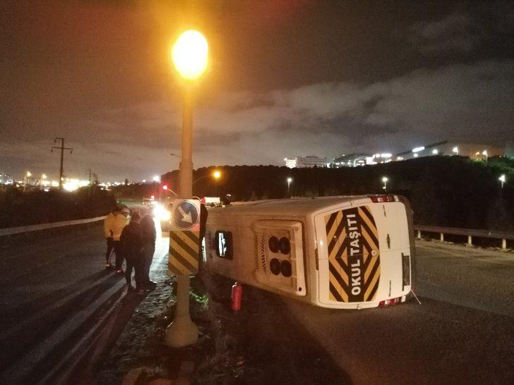 Kocaeli’de işçileri taşıyan servis minibüsü devrildi:  6 yaralı G2