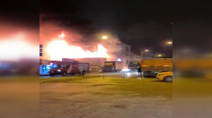 İstanbul'da iş yerinde b&uuml;y&uuml;k yangın! &Ccedil;ok sayıda ekip sevk edildi