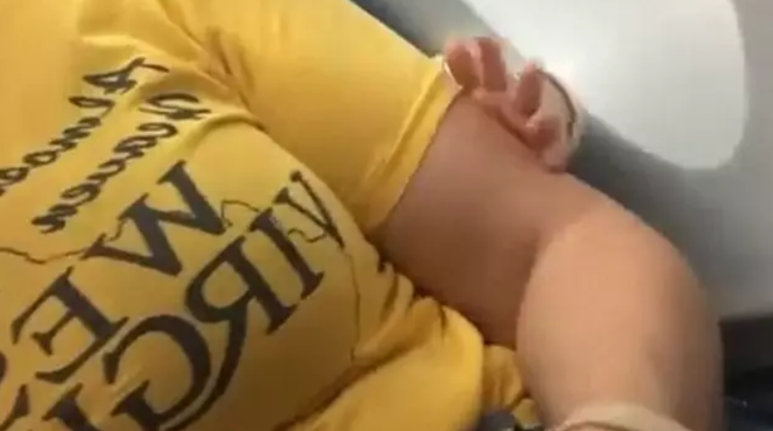 Çocuk koluna dokundu, sosyal medya ikiye bölündü