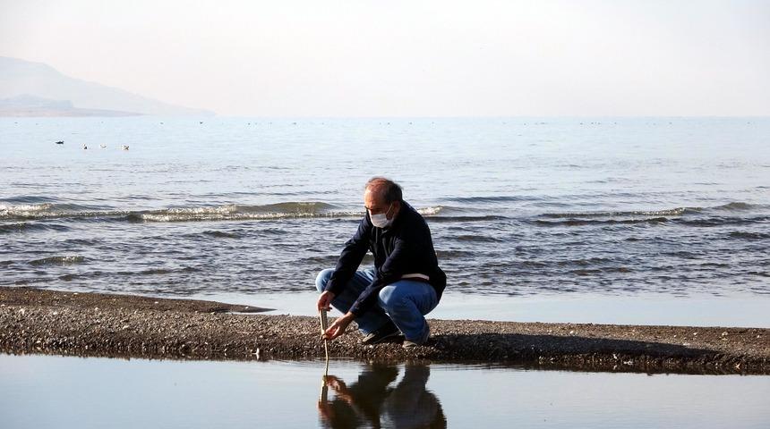 25 yıldır gönüllü olarak yapıyor! İnci kefalleri için suyun sıcaklığını ölçüyor