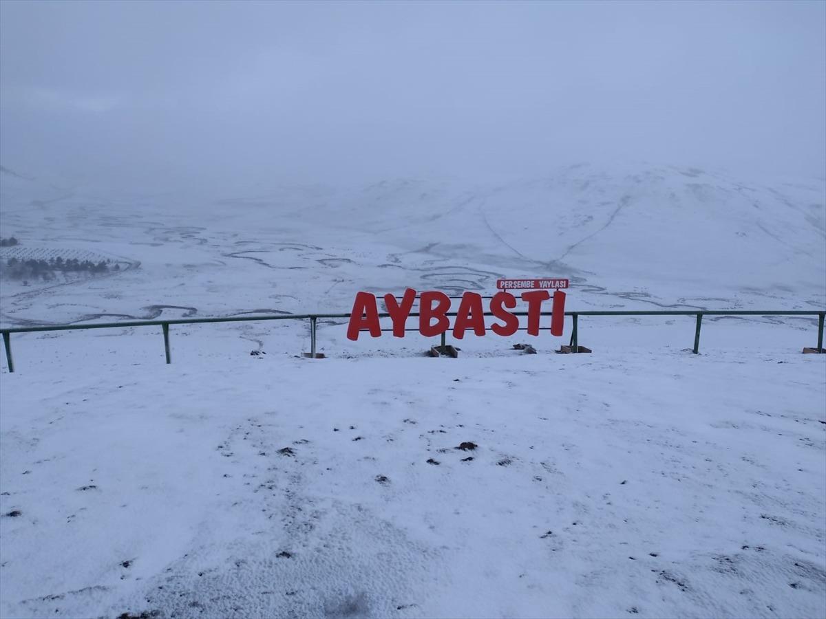 Menderesleri ile &uuml;nl&uuml; Perşembe Yaylası beyaza b&uuml;r&uuml;nd&uuml;