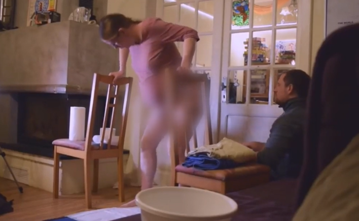 Sıradan bir şey gibi! Oturma odasında doğum yaptı, çocukları da izledi