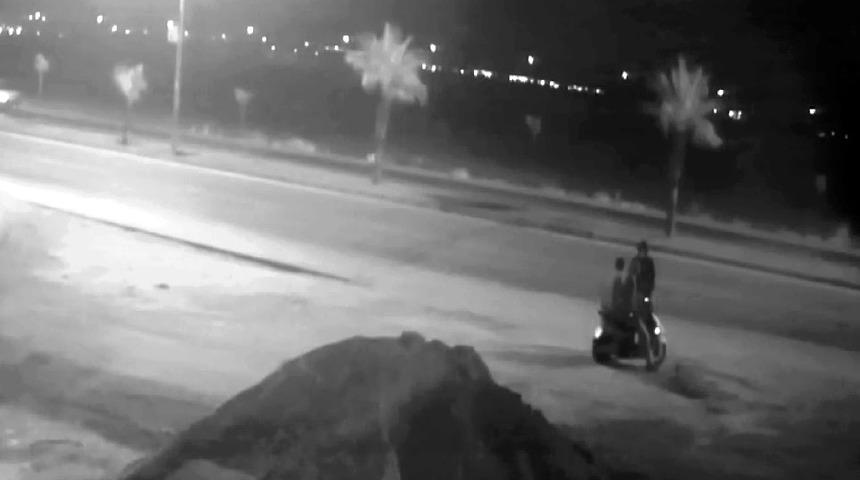 Adana'da bir garip olay! Önce motosikletle gezdirdi, sonra gasbedip bıçakladı