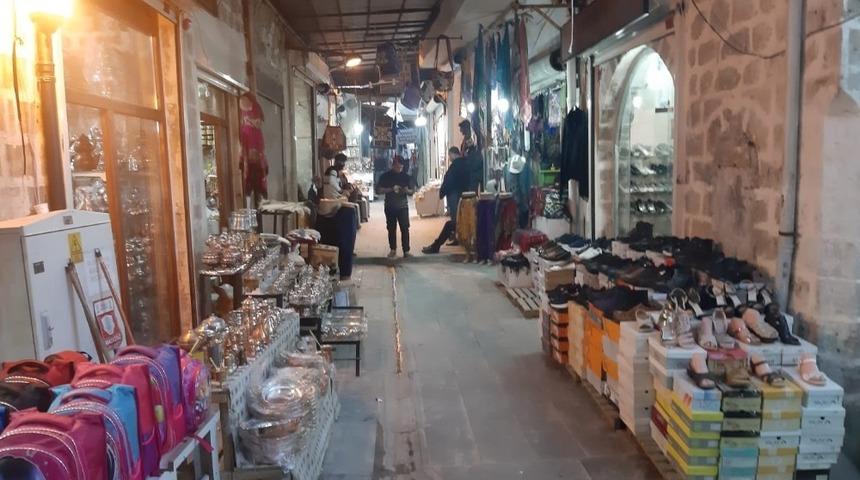 Sokağa &ccedil;ıkma kısıtlamaları en &ccedil;ok esnafı etkiliyor