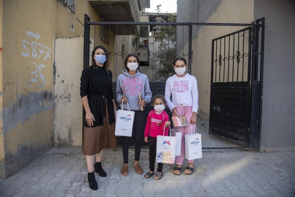 Başkan Se&ccedil;er, iki kız kardeşin kitap talebini karşıladı