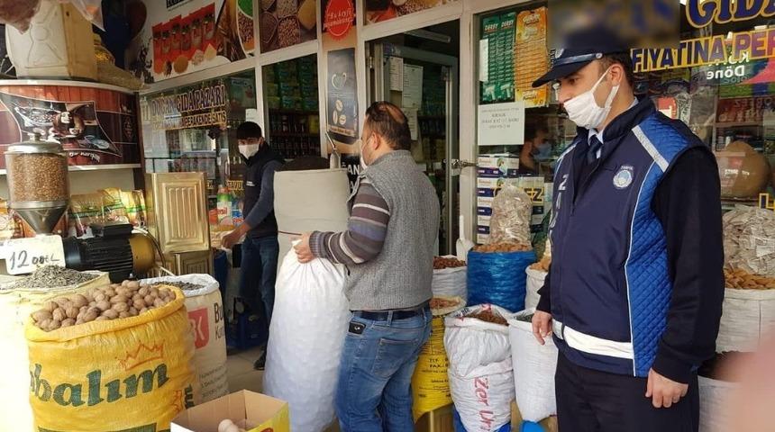 Zabıta ekipleri kaldırım işgallerine g&ouml;z a&ccedil;tırmıyor