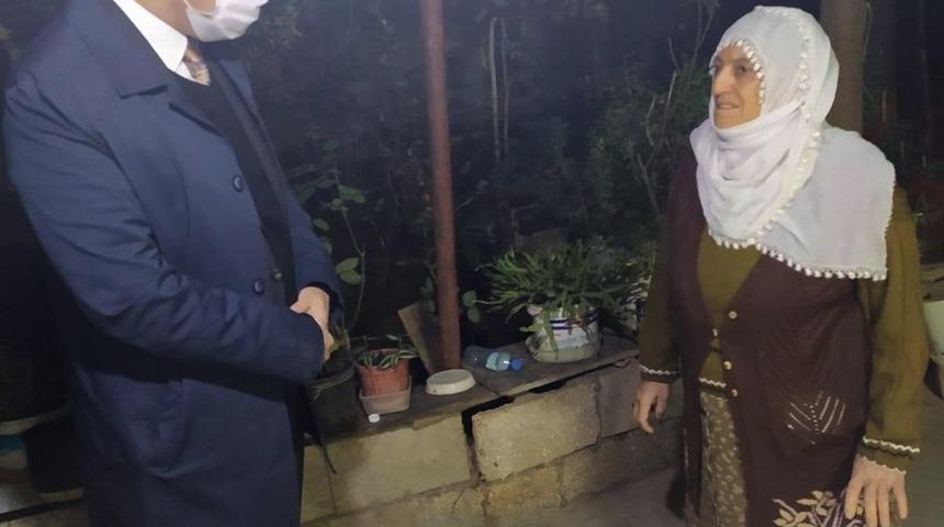 Vali &Ccedil;uhadar, evi yıkılmak &uuml;zere olan anneyi ziyaret etti