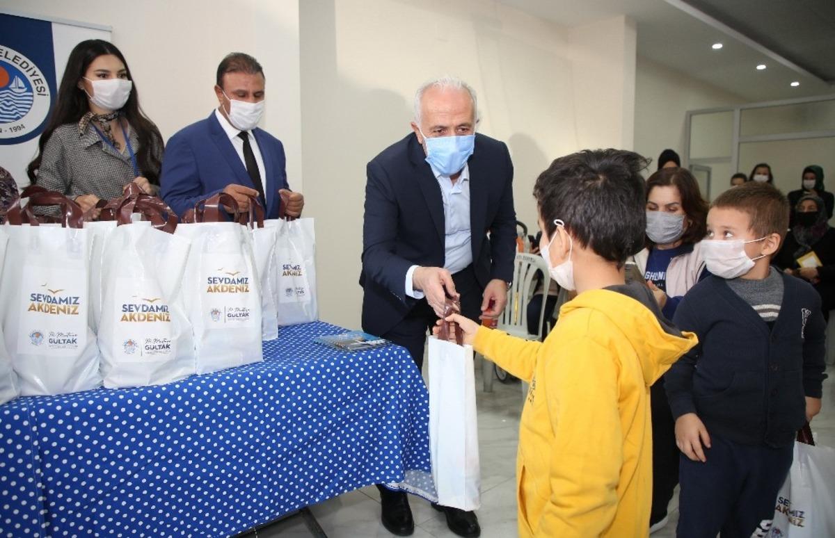 Akdeniz Belediyesi anne devam s&uuml;t&uuml; dağıtımına başladı