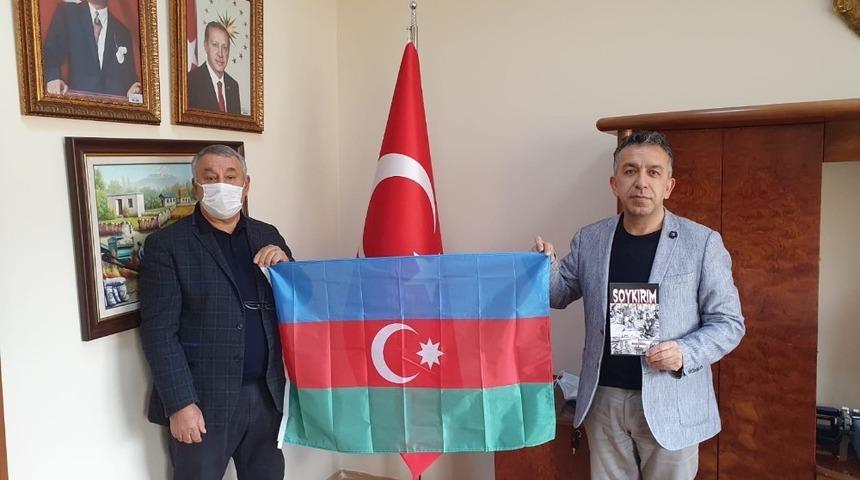 Serdar Ünsal, “Soykırım” kitabını Meslek Yüksek Okulu müdürüne hediye etti