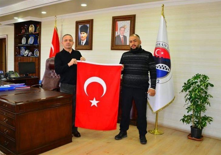 Türk Tarihini ve Kültürünü tanıtmak için Köln’den bisikletiyle yola çıkan Recai Pak, Vali Hüseyin Öner’i, ziyaret etti G2