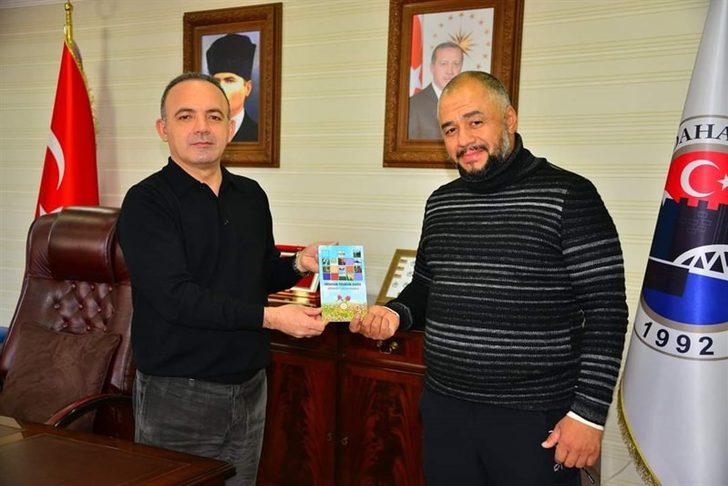 Türk Tarihini ve Kültürünü tanıtmak için Köln’den bisikletiyle yola çıkan Recai Pak, Vali Hüseyin Öner’i, ziyaret etti G3