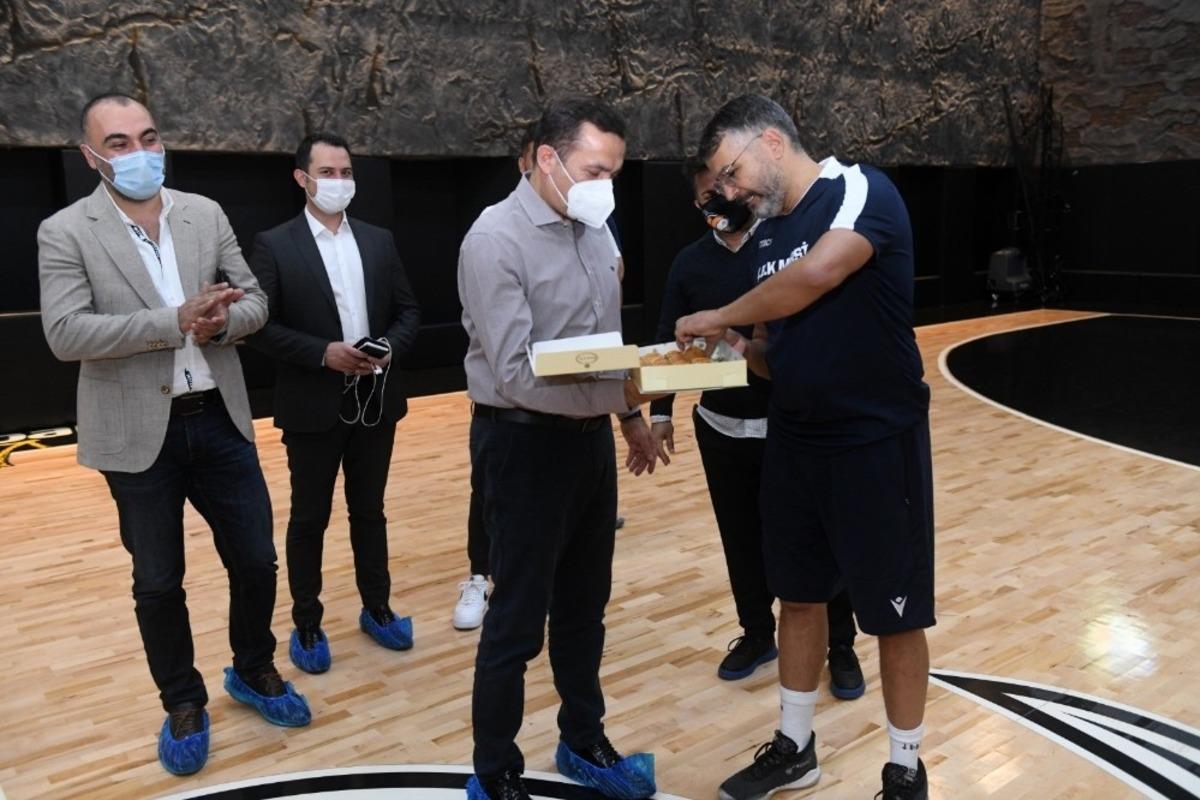 Başkan &Ouml;zyiğit&rsquo;ten &Ccedil;BK Yenişehir oyuncularına tatlı ikramı