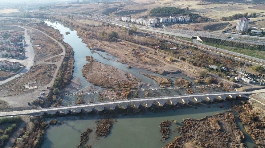 Kızılırmak alarm veriyor: Su seviyesi azaldı kara parçaları gözüktü