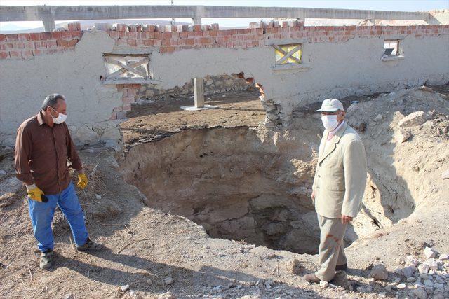 Evlerinin yanındaki obruğa rağmen yaylada yaşamaya devam ediyorlar