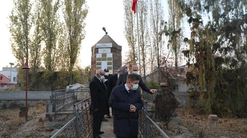 Vali Sarıibrahim tarihi mezarlığı ziyaret etti