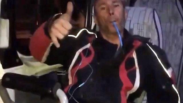 Motosiklet üzerinde içki dolu bardakla görüntülenmişti! Bu kez minibüste pipetle bira içti