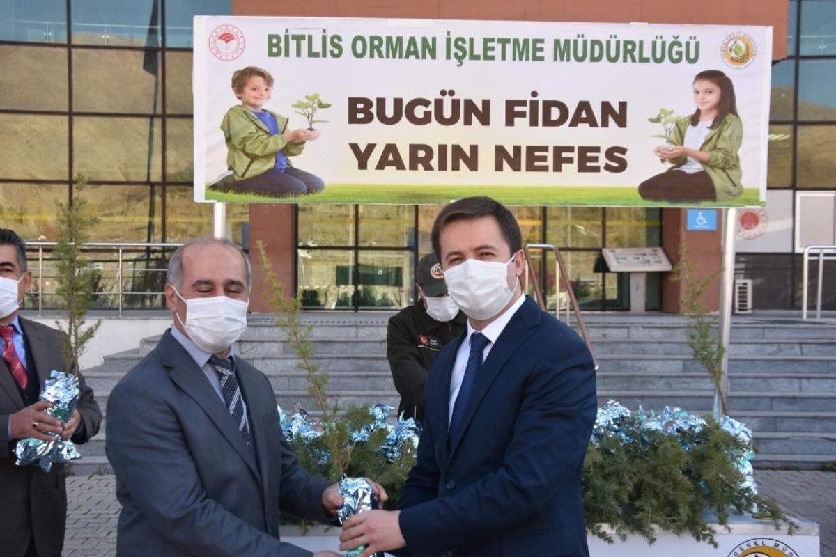 Bitlis&rsquo;te &lsquo;Bug&uuml;n fidan yarın nefes&rsquo; projesi kapsamında fidan dağıtıldı