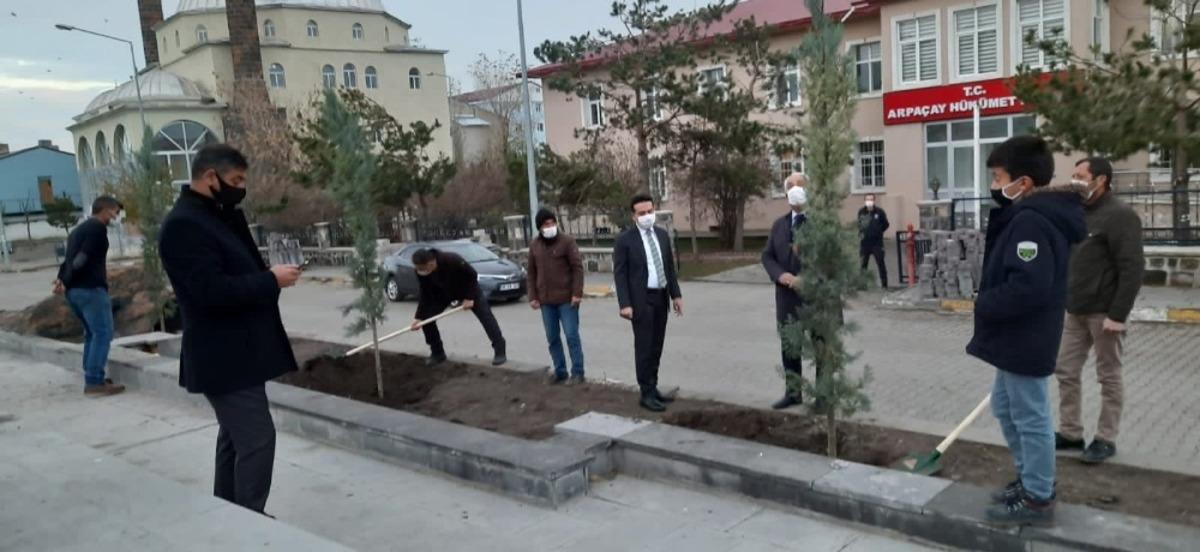 Arpa&ccedil;ay&rsquo;da Atat&uuml;rk Parkı ağa&ccedil;landırıldı