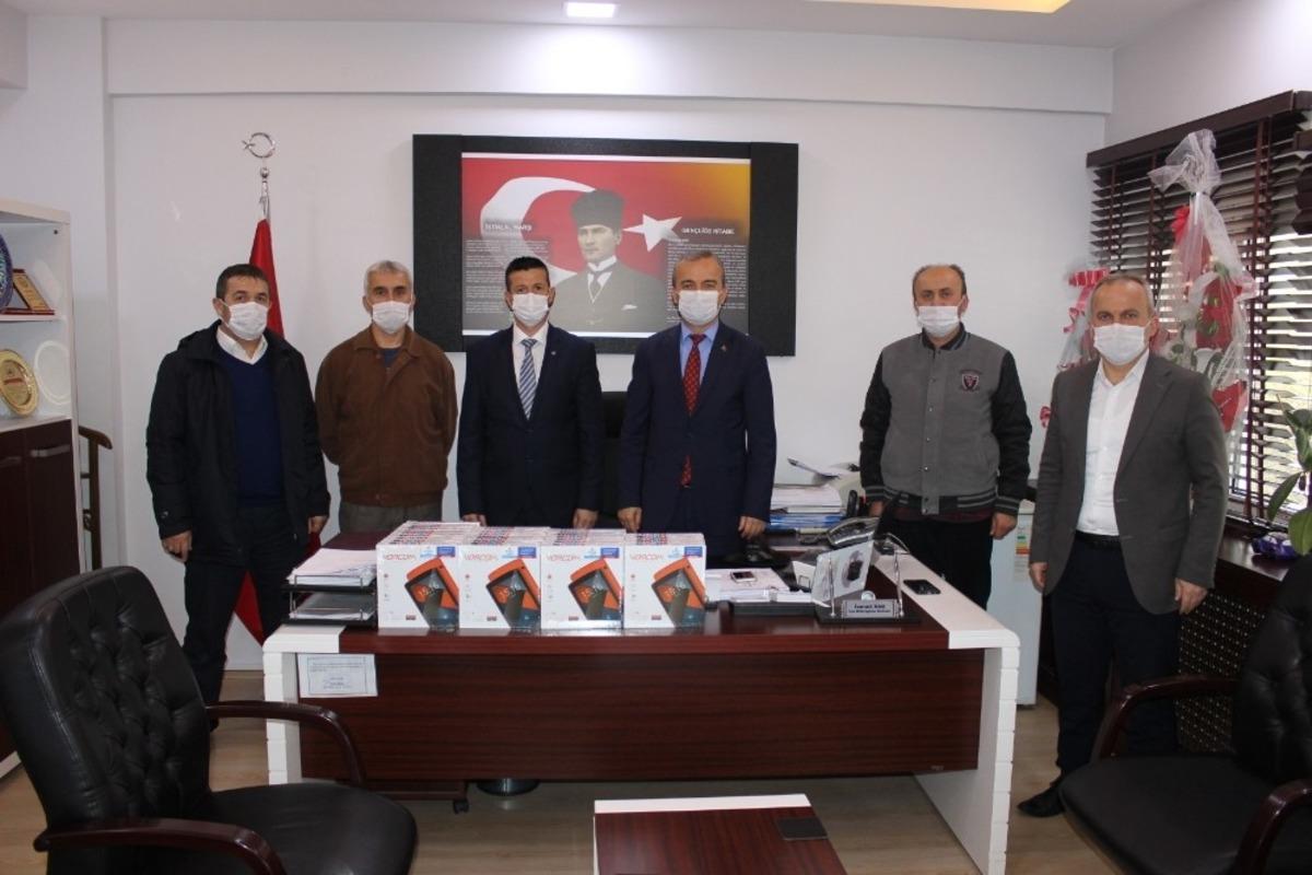 Ihtiya&ccedil; sahibi &ccedil;ocuklar i&ccedil;in İl&ccedil;e Milli Eğitim M&uuml;d&uuml;rl&uuml;ğ&uuml;ne tablet verildi