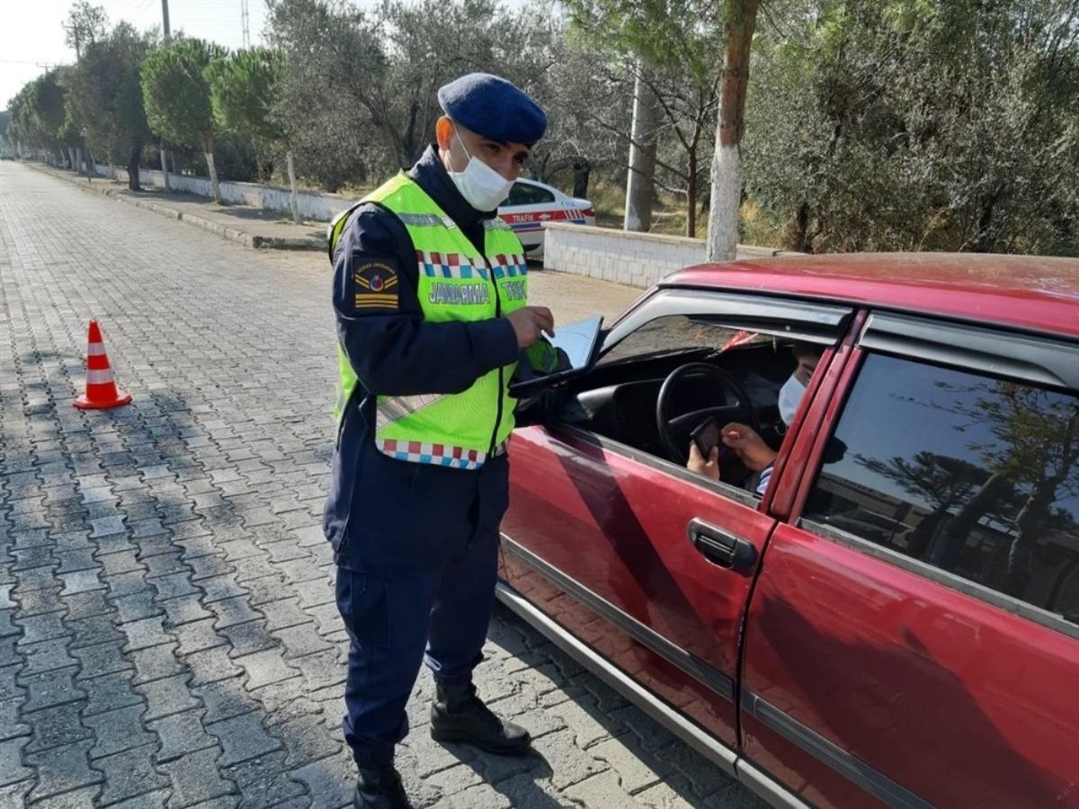 Jandarma emniyet kemeri takmayan s&uuml;r&uuml;c&uuml;lere ceza yağdırdı