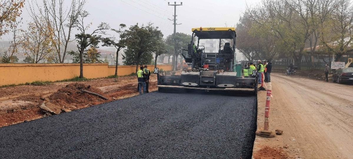 İzmit&rsquo;te 4 bu&ccedil;uk kilometrelik yolun asfalt &ccedil;alışmalarına başlandı