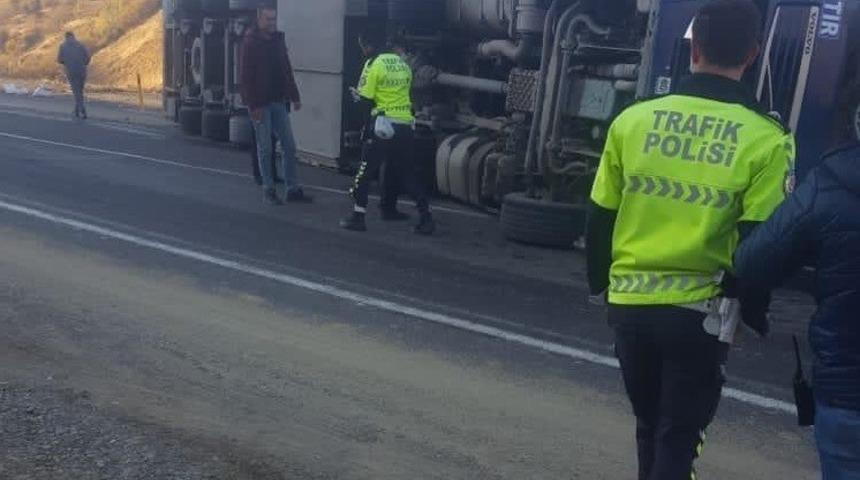 Bing&ouml;l&rsquo;de tır devrildi, s&uuml;r&uuml;c&uuml; yara almadan kurtuldu