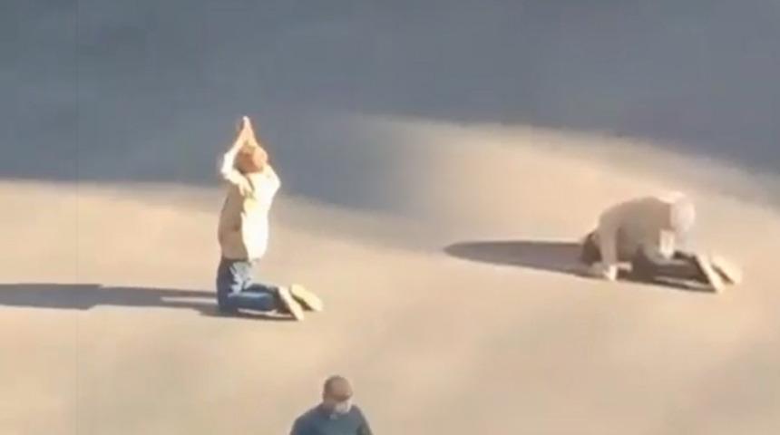 Ellerini birleştirip cadde ortasında secde etti!