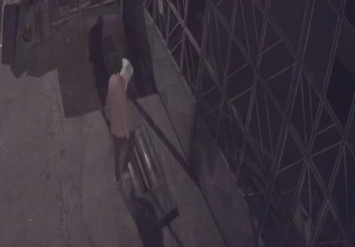 Aynı iş yerine &uuml;&ccedil;&uuml;nc&uuml; kez giren hırsızlık zanlısı g&uuml;venlik kameralarınca g&ouml;r&uuml;nt&uuml;lendi