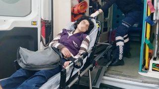 Sokak ortasında şoke eden görüntü! 16 yaşındaki genç, elinde içki şişesiyle baygınlık geçirdi