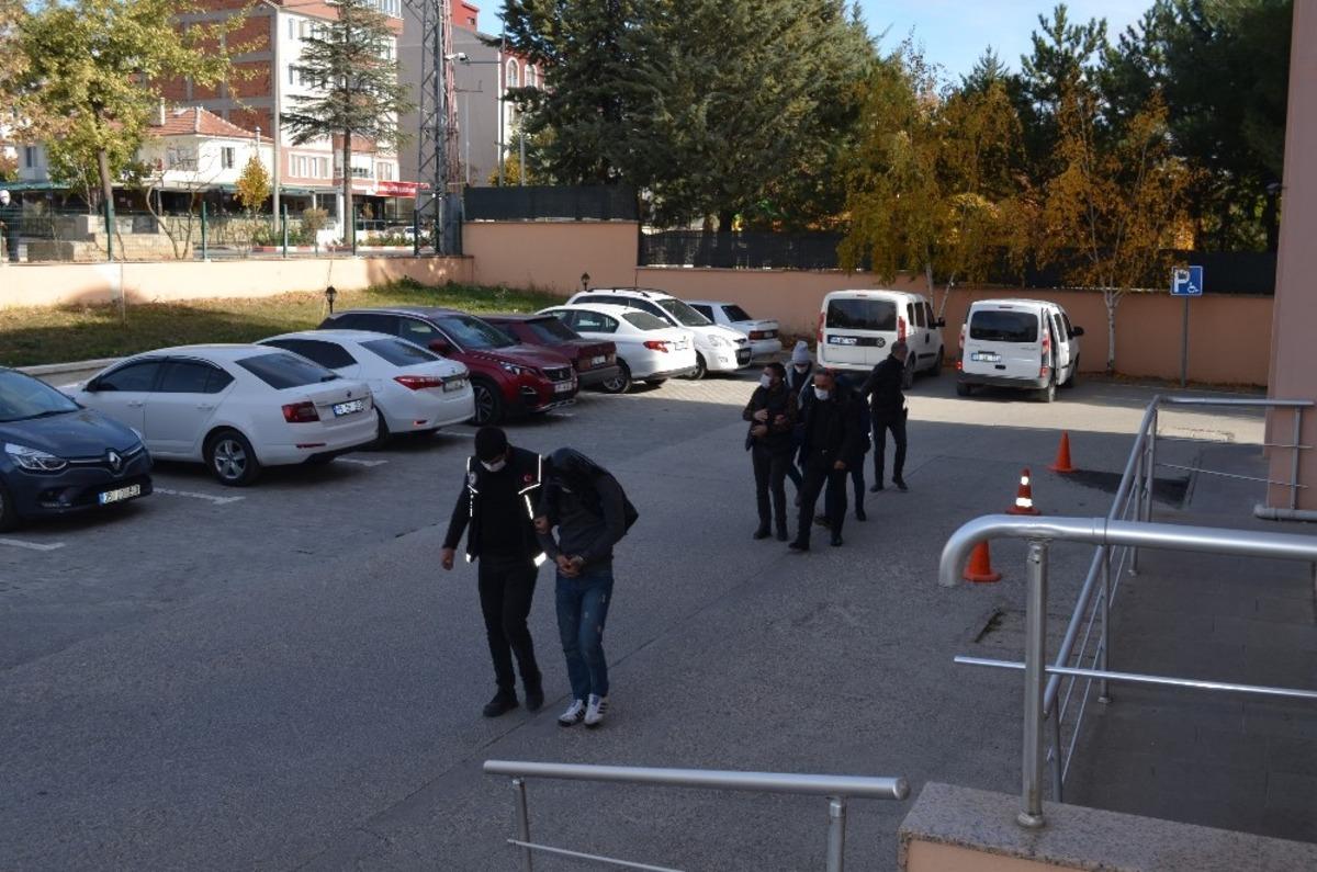 Uyuşturucudan yakalanan 3 ş&uuml;pheli adliyede