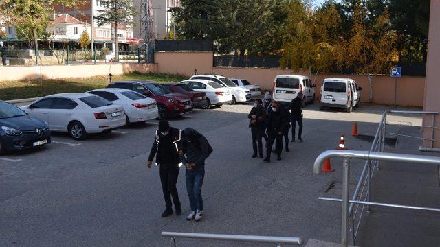 Uyuşturucudan yakalanan 3 şüpheli adliyede