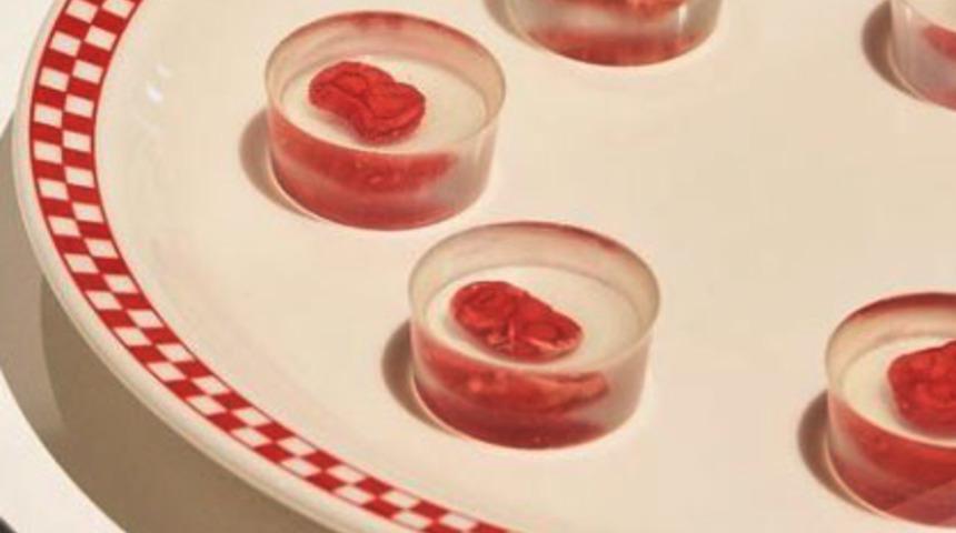 İnsan etinden biftek seti ürettiler! 'Yamyamlık değil' diyerek...