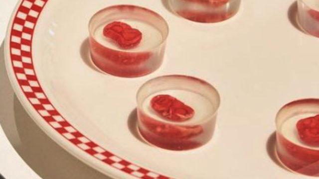 İnsan etinden biftek seti ürettiler! 'Yamyamlık değil' diyerek...