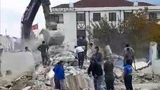 'Pes' dedirten görüntü! Yıkım sırasında canlarını hiçe sayıp demir toplamaya çalıştılar