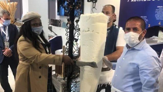 Kervancıoğlu’ndan fuarda dondurma şov