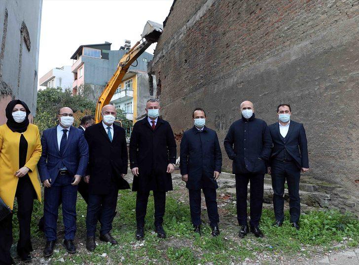 Kocaeli'de 17 Ağustos Marmara Depremi'nde hasar gören metruk binalar yıkılıyor G4