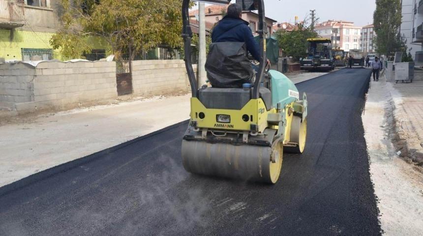 Ereğli Belediyesi sıcak asfalt &ccedil;alışmalarını s&uuml;rd&uuml;r&uuml;yor