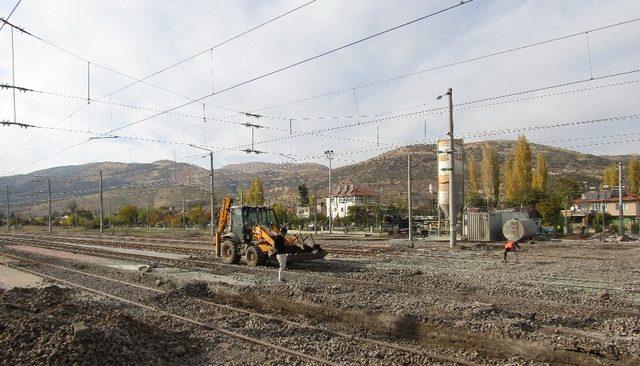 Tren yolunda alt geçit çalışması başladı