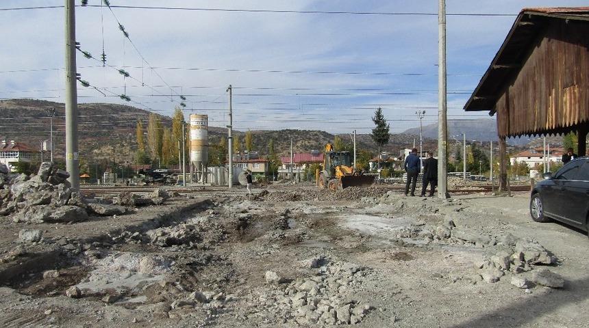 Tren yolunda alt ge&ccedil;it &ccedil;alışması başladı