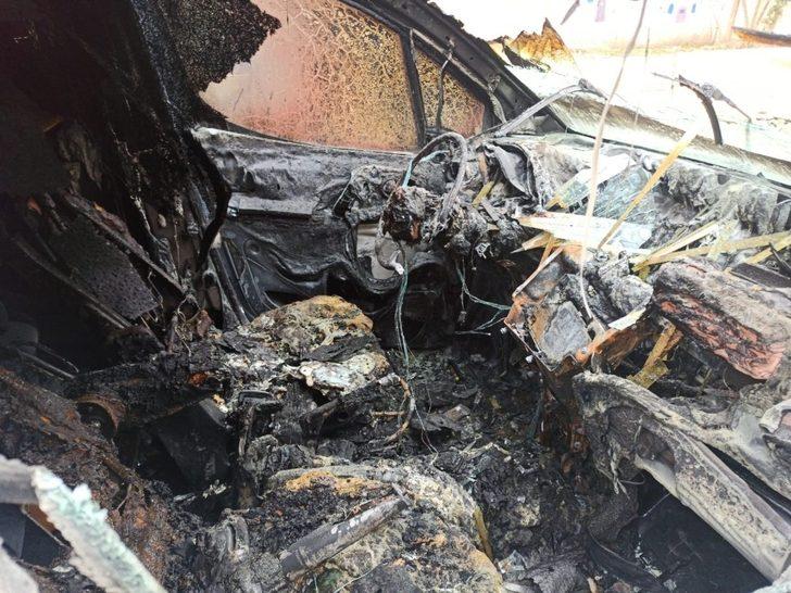 Kontaktan çıkan alevle yanan araç kullanılmaz hale geldi G2