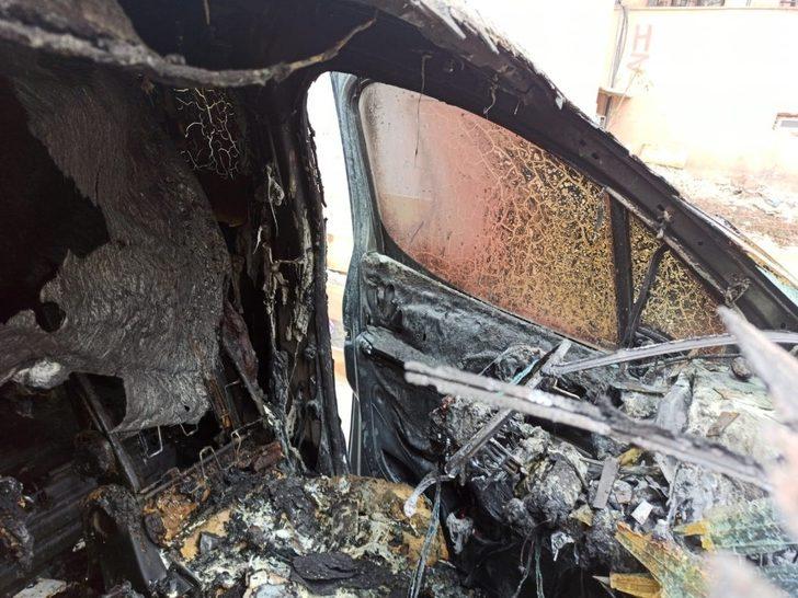 Kontaktan çıkan alevle yanan araç kullanılmaz hale geldi G3