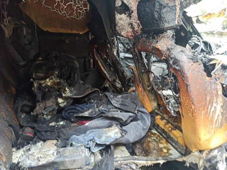 Kontaktan çıkan alevle yanan araç kullanılmaz hale geldi G4