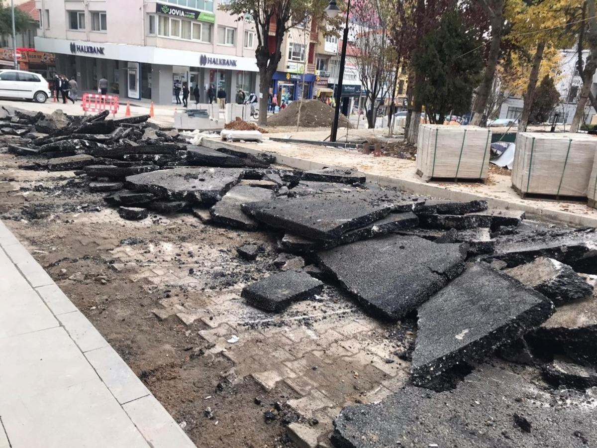 D&uuml;n serilen asfalt bug&uuml;n s&ouml;k&uuml;ld&uuml;
