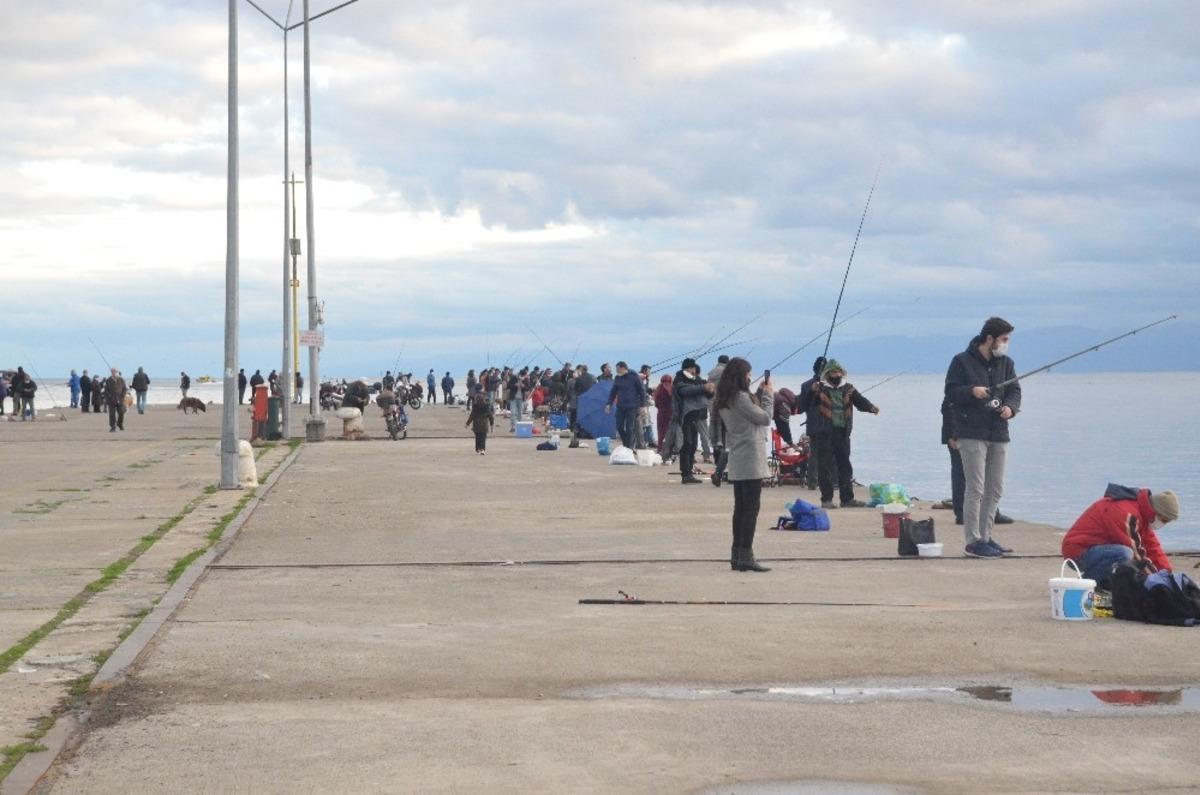 Sinop&rsquo;ta amat&ouml;r balık&ccedil;ıların y&uuml;z&uuml; g&uuml;ld&uuml;