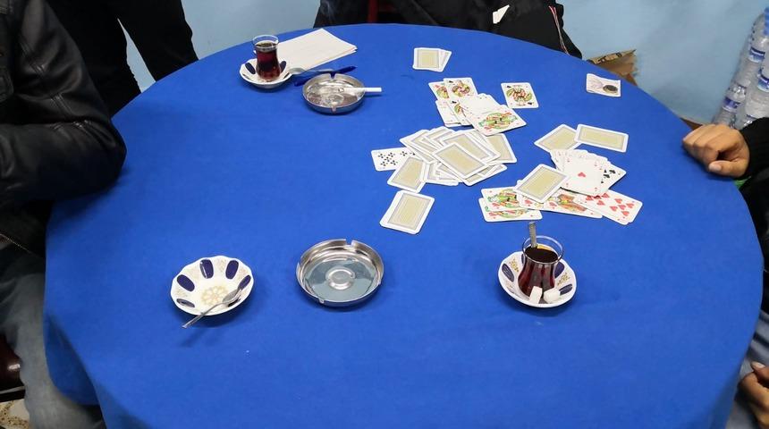 Kahvede sigara i&ccedil;ip iskambil oynadılar! Pahalıya mal oldu